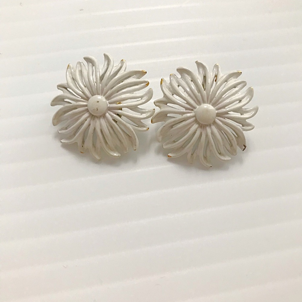 1960s Vintage Monet Daisy Clip on earrings/Retro